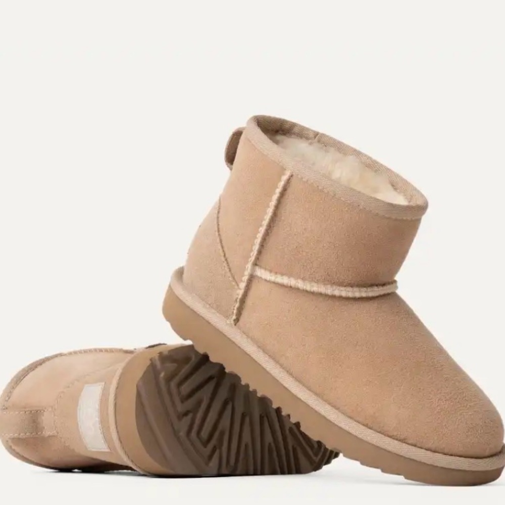 Ugg Classic Mini boots in Sand - Size 5y